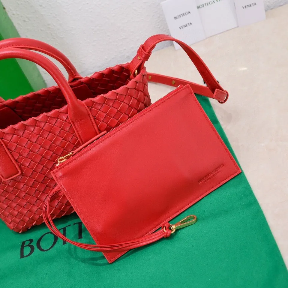 Batch 1560 Hello everyone, I have a new name, it’s called the Cabat woven Mini vegetable basket model ~ it can finally be carried on the shoulder. It is based on the original bag type and adds a shoulder strap and it is detachable! It's equivalent to spending one dollar to buy two bags. As the ace cutie of BV family, I really have no choice but to buy one! This bag of ours is really exactly the same as ZP. You can look big with a small amount of money~ Original sheepskin: size: 20*16*13cm, model: 5211#